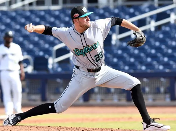 jugador de béisbol usando pantalones personalizados estilo de cuchillo