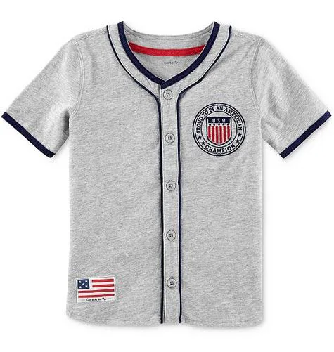 Kleinkind trägt ein individuelles Baseball-Trikot