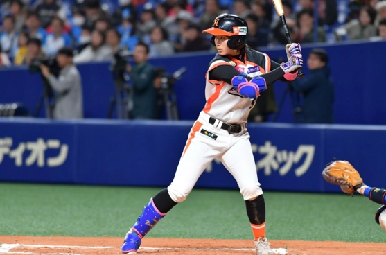 Mujer jugador de béisbol usando pantalones de cuchillo personalizado