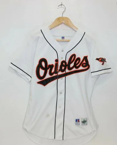 Weißes Russell Baseball Trikot mit Orioles Artwork