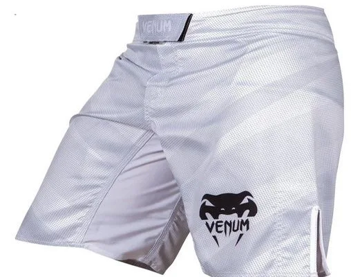Blanc sur mesure combat court