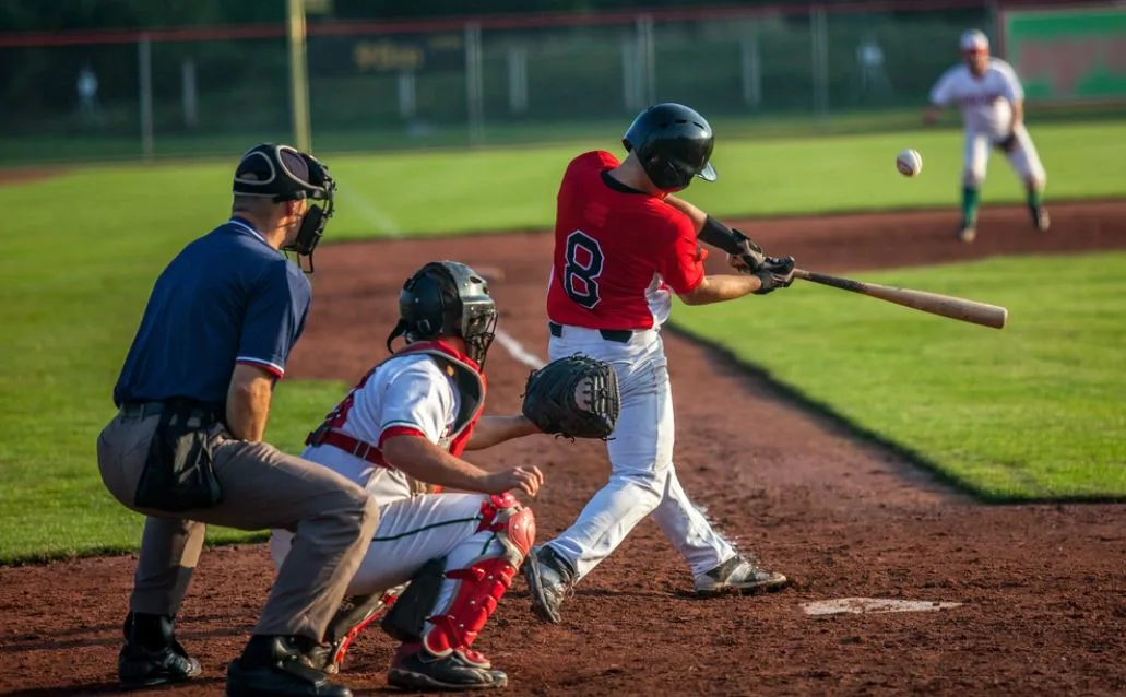 Jugadores de béisbol en uniformes de equipo