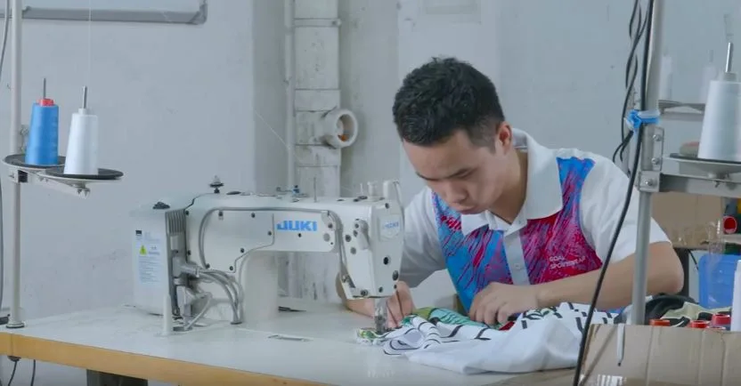 Coser una prenda de béisbol sublimada