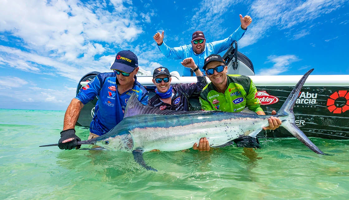 Pesca sportiva che indossa maglie da pesca sublimate personalizzate
