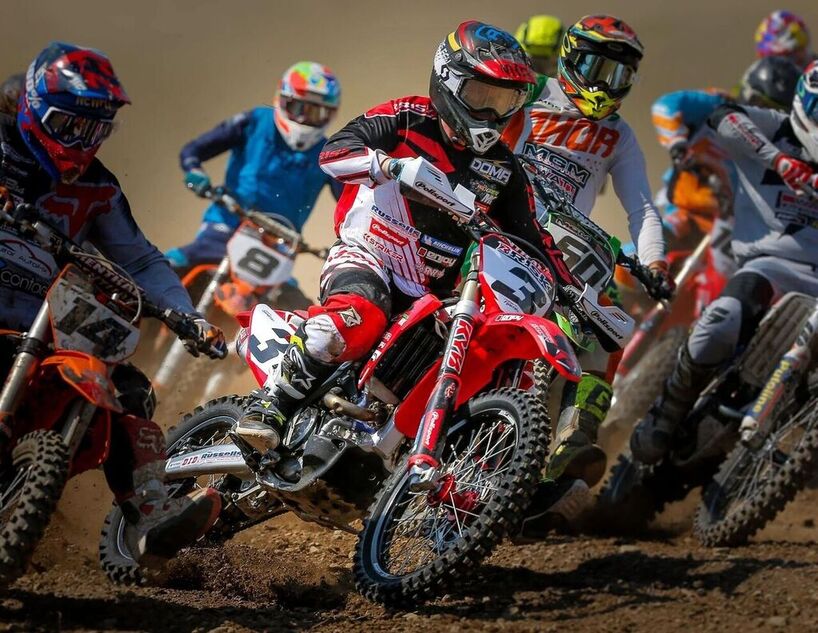 Motocross-Fahrer mit sublimierten Motocross-Trikots und Hosen