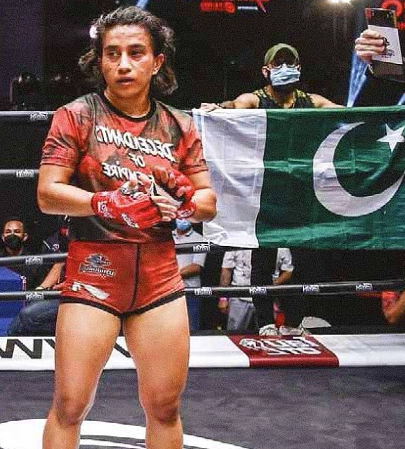 Pakistanische MMA-Kämpferin im Ring